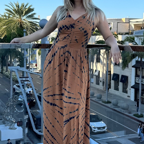 Dresses & Skirts - Beautiful woman maxi dress